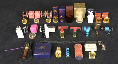 une multitude de parfums et de flacons de parfum posés sur une table