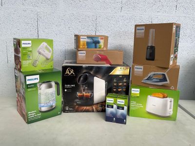plusieurs cartons contenant des appareils électroménagers posés sur une table