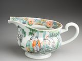 une image représentant une saucière ornée de fleurs et d'oiseaux