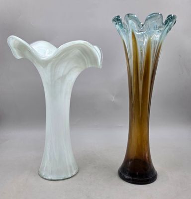 deux vases posés l'un à côté de l'autre sur une table