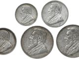 six types différents de pièces d'argent sur fond blanc