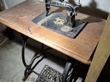 une vieille machine à coudre posée sur une table dans une pièce