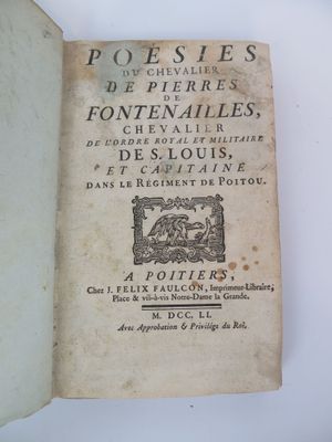 un vieux livre posé sur une table blanche à côté d'une tasse de café