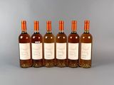 quatre bouteilles de vin sont alignées