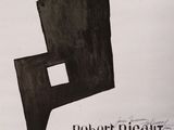 une image représentant une affiche en noir et blanc sur laquelle figure un chapeau noir