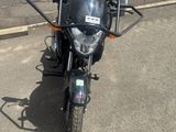 une moto garée sur le parking