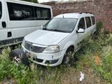 une camionnette blanche garée à côté d'une camionnette blanche