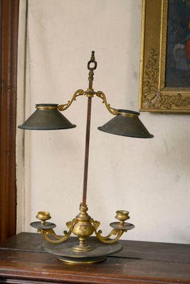 une lampe posée sur une table en bois