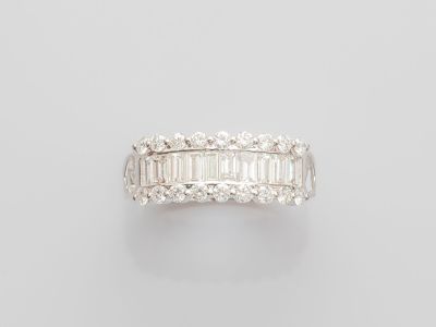 une bague en diamant et or blanc