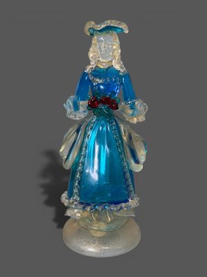 une figurine en verre représentant une femme en robe bleue
