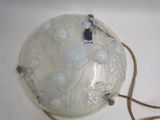 une image représentant une lampe en verre entourée d'une corde