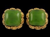une paire de boucles d'oreilles en or et en jade vert