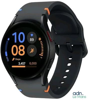 une image représentant une montre connectée noire rehaussée de touches orange sur fond blanc