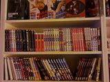 une étagère remplie de DVD et de films dans une pièce