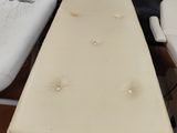 deux canapés blancs et une petite table dans une pièce