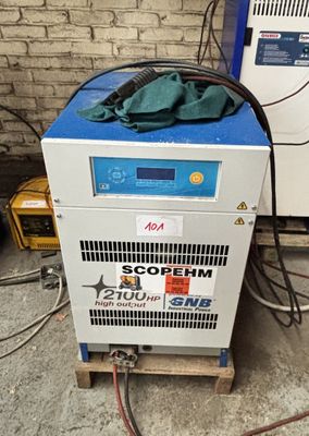 une machine posée sur une palette à côté d'un sèche-linge
