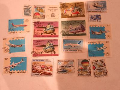 un grand nombre de timbres qui sont sur la table