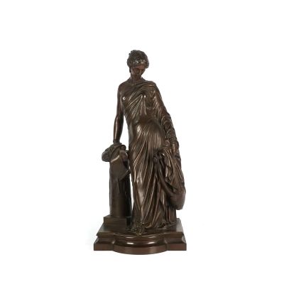 statue en bronze représentant une femme accompagnée d'un chien, posée sur un socle