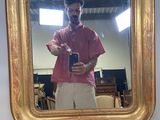 un homme se prenant en photo dans un miroir