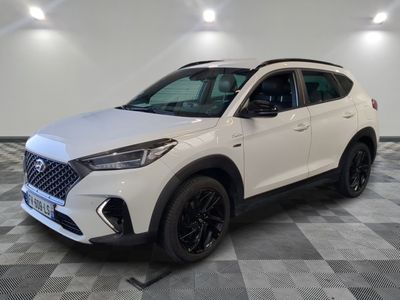 un 4x4 blanc garé dans une pièce au sol en damier
