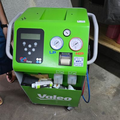 a green machine that is sitting on the ground