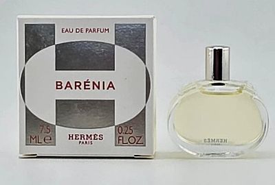 l'image d'un flacon de parfum à côté d'une boîte de parfum