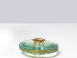 une image représentant une assiette en verre vert bordée d'or