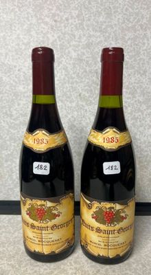 deux bouteilles de vin posées l'une à côté de l'autre sur un comptoir
