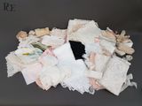 un tas de lacets de toutes sortes posés sur une table