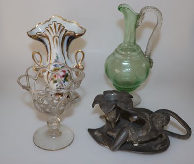 deux vases et une figurine de cheval posés sur une table