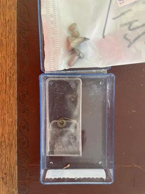 un téléphone portable dans un étui en plastique posé sur une table