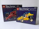 deux boîtes de lego technic sur une surface blanche