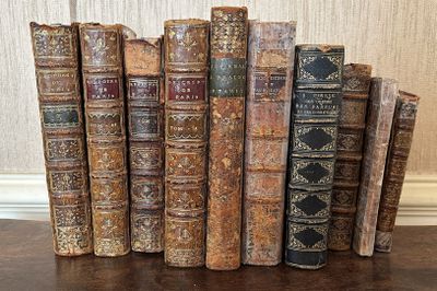 de nombreux livres anciens alignés sur une table en bois