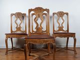 un ensemble de quatre chaises de salle à manger en chêne sculpté de style victorien