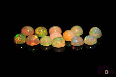 un assortiment d'oplites blancs sur un fond noir