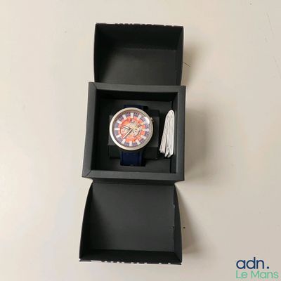une boîte avec une montre à l'intérieur sur une table