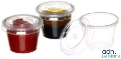 trois tasses contenant des liquides de couleurs différentes, placées les unes à côté des autres