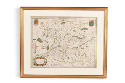 Une vieille carte de l'Angleterre est accrochée au mur.
