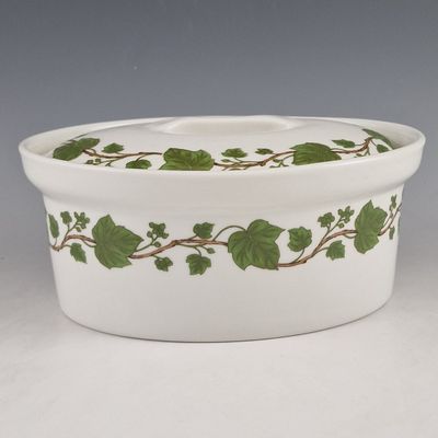 un bol blanc orné d'un motif de vigne verte