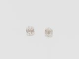 une paire de boucles d'oreilles en diamant sur fond blanc