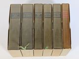 six livres empilés les uns sur les autres