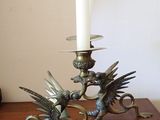 une bougie posée sur une table à côté d'un dragon