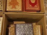 des cartons remplis de livres sont empilés les uns sur les autres dans un carton