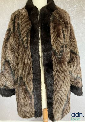 une photo d'un manteau de fourrure sur un mannequin, un mannequin, un mannequin, un mannequin, un mannequin, un mannequin, un mannequin, un mannequin