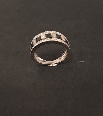 Bague en or gris 18K (750‰) à décor de granetis sertie de 6 …
