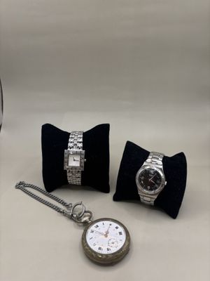 deux montres et une montre exposée sur une table