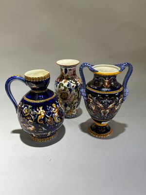 deux vases bleus et dorés posés l'un à côté de l'autre sur une table