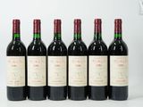 six bouteilles de vin rouge sont alignées
