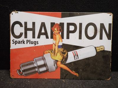 un panneau sur lequel est inscrit « Champion Spark Plugs »