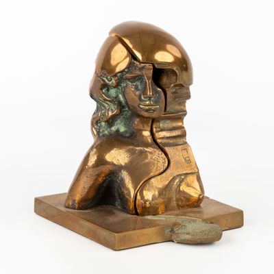 statue en bronze représentant un homme portant un casque sur la tête
